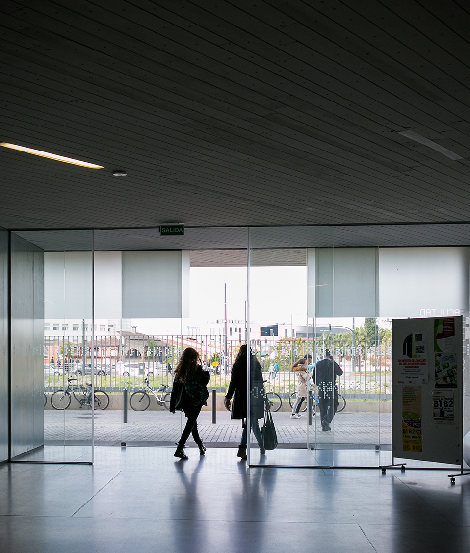 Vista de la entrada principal de la Facultad de Ciencias de la Salud desde el interior