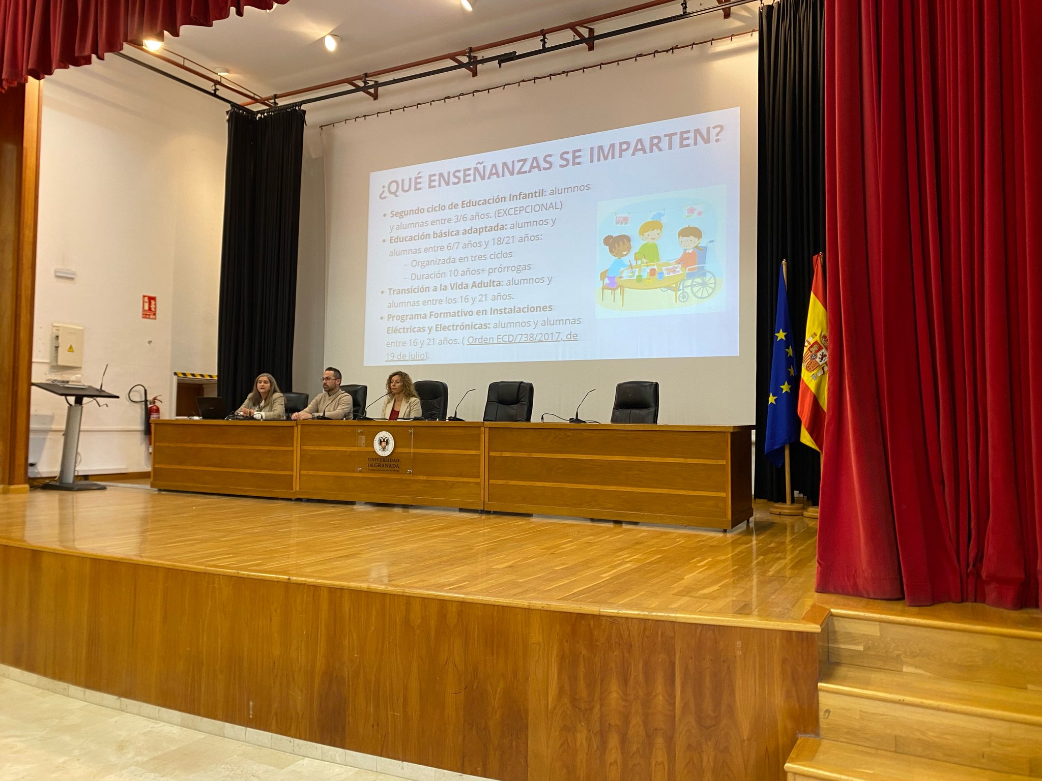 Encuentro formativo con la directora del CEE Reina Sofía en el salón de actos del Campus de Melilla