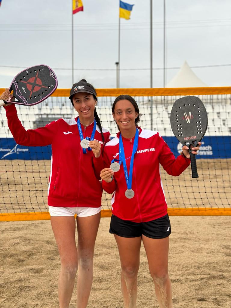 La alumna María Martínez Serón, subcampeona de Europa de sub-18 tenis playa